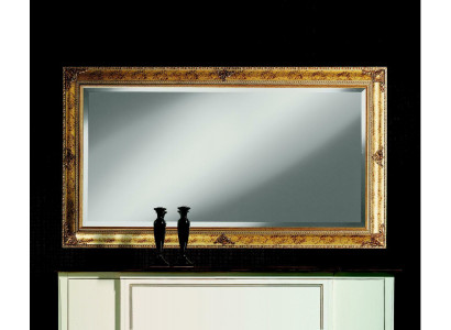 Klasické zrcadlo se zdobeným rámem ve stylu barokního a rokoko designu v zlaté barvě.