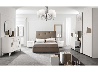 Elegantní designová komoda z přírodního dřeva od italského výrobce nábytku.
