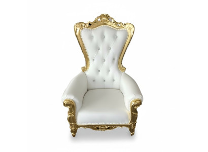 Elegantní bílá židle s dynamickou siluetou a nádhernými dekorativními prvky ve formě květinových vzorů.