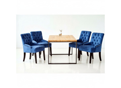 Moderní jídelní set designérský dřevěný stůl s modrými Chesterfieldskými židlemi.