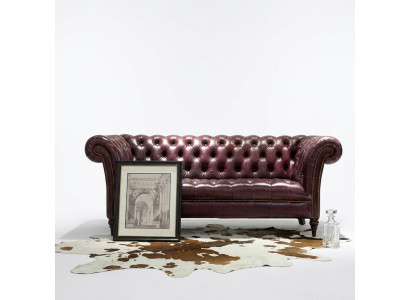 Chesterfield pohovka pro tři osoby, kožená pohovka hnědé barvy.