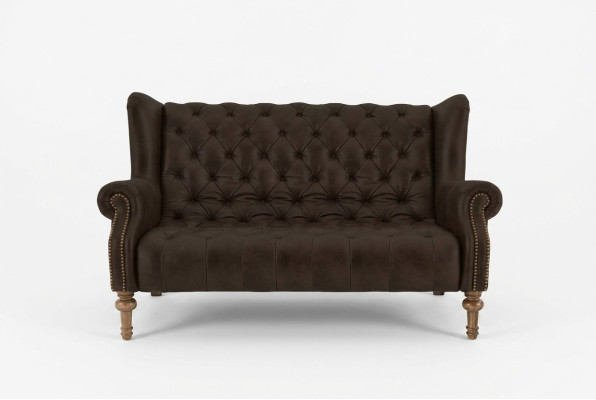 Černá pohovka Chesterfield v moderním trojsedačkovém stylu
