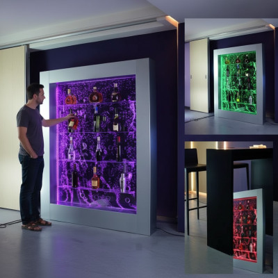 Moderní regál s oddělovací stěnou s vodní stěnou, sloup s vodními sloupy a LED regály.