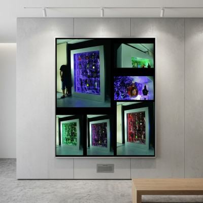 Moderní regál s oddělovací stěnou s vodní stěnou, sloup s vodními sloupy a LED regály.