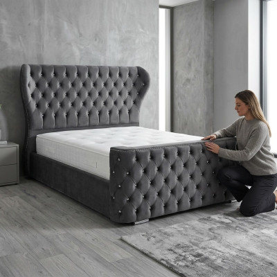 Šedá postel Chesterfield návrhářské ložnice nábytek Anglická postel s čalouněním