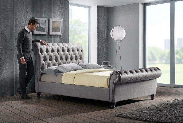 Šedá postel Chesterfield z dvojitých kůží - Luxusní designová postel do ložnice.