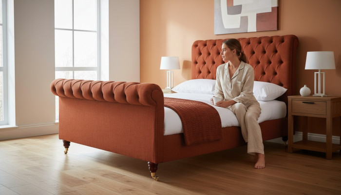 Červená postel Chesterfield, stylová manželská postel Chesterfield, designový nábytek.