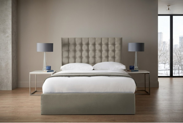 Modernes hellbeiges Chesterfield Doppelbett Designer Schlafzimmer Bett