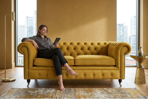 Žlutý gauč Chesterfield s dvěma sedadly, designový obývací pokoj 2-er.