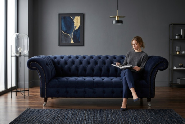 Tmavě modrý Chesterfield třímístný moderní luxusní gauč do obývacího pokoje.