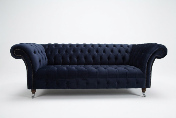 Tmavě modrý Chesterfield třímístný moderní luxusní gauč do obývacího pokoje.