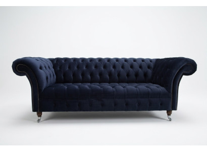 Tmavě modrý Chesterfield třímístný moderní luxusní gauč do obývacího pokoje.