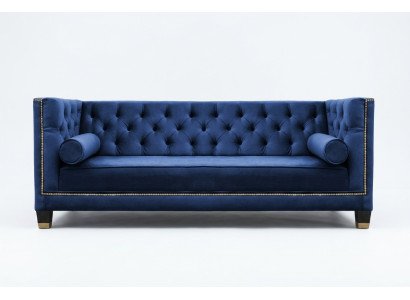 Modré třísedadlové pohovky Chesterfield z látky pro design obývacího pokoje.
