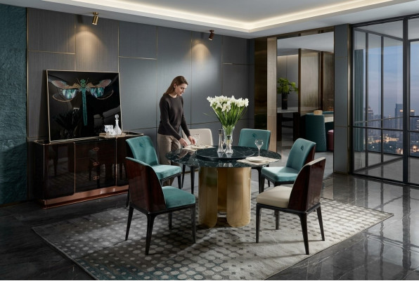 Nábytek do jídelny - sada židlí světle modré barvy, 4x židle s opěrkou, moderní design, luxusní nábytek.