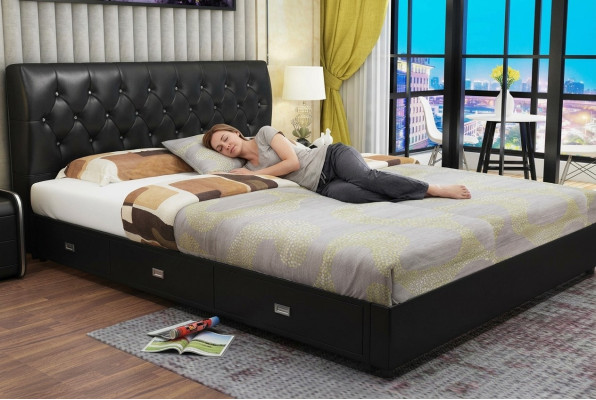 Chesterfield designová postel ložnice textilie kůže polstrování italská.