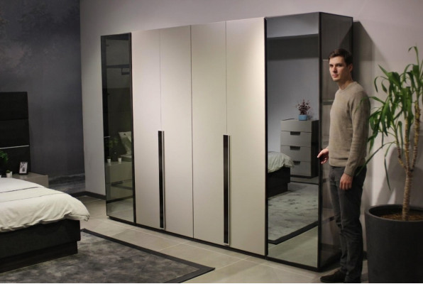 Schrank Designer Kleiderschrank mit Spiegel Schlafzimmer Luxus Möbel Holz Neu