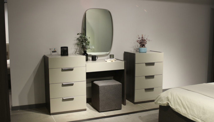 Šminkovací stůl se zrcadlem Make Up ložnice Design nábytek dřevo 2ks. Nové
