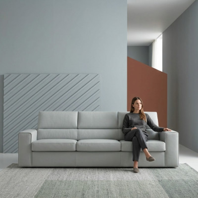 Moderní designová pohovka se třemi sedáky v luxusním stylu, polstrování světle zelené barvy s textilním čalouněním a dřevěnými detaily od značky alfitalia.