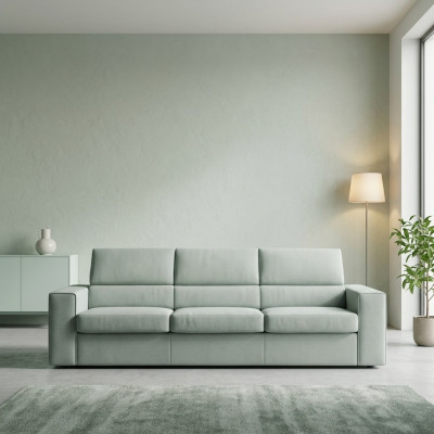 Moderní designová pohovka se třemi sedáky v luxusním stylu, polstrování světle zelené barvy s textilním čalouněním a dřevěnými detaily od značky alfitalia.