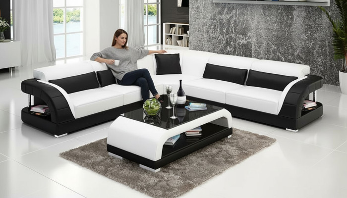 Kůží obalovaná pohovka v obývacím pokoji, křeslo, rohová pohovka, designové pohovky, kůží potažený nábytek.