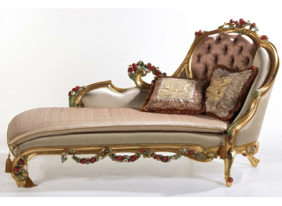 Luxuriöser Chaiselongue mit dekorativen Schnitzereien