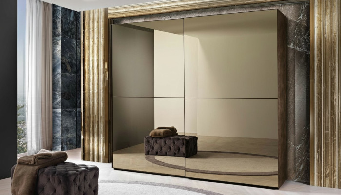 Elegantní skříňka se zrcadlovými posuvnými dveřmi v moderním stylu.