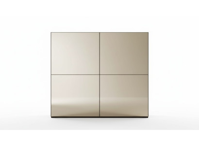 Elegantní skříňka se zrcadlovými posuvnými dveřmi v moderním stylu.