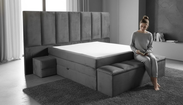 Šedá manželská postel + 2x noční stolky, klasický design ložnice elegantního nábytku.