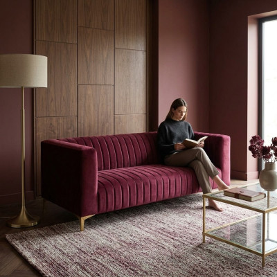 Elegantská velmi pohodlná 2místná pohovka v lila barvě se stane světlým akcentem ve vašem interiéru.