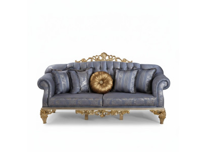Náročná klasická pohovka v designu Chesterfield pro obývací pokoj s zlatými polštáři.