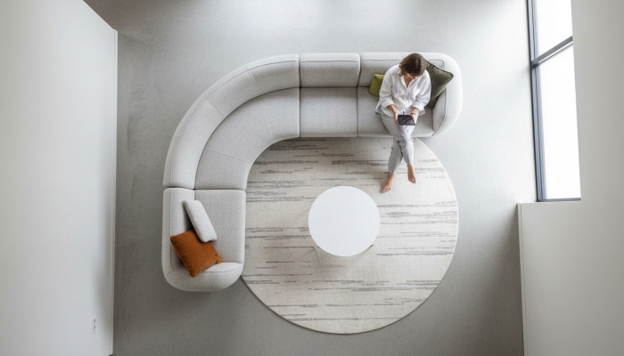 Šedá sestava pro posezení v salónu, designová sestava sedacích souprav, sedací nábytek, pohovky, gauče.