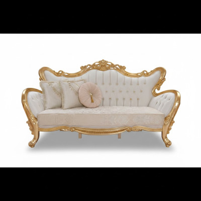 Ein luxuriöses und entspannendes Sofa im klassischen Stil mit goldenen Mustern
