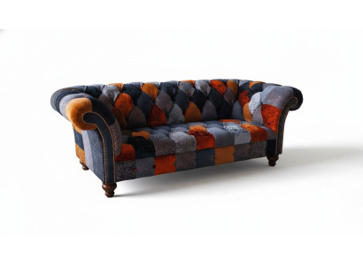 Chesterfield 3místná pohovka vyrobena z textilu sametu s luxusními polstrováními a velkým sametovým posezením.