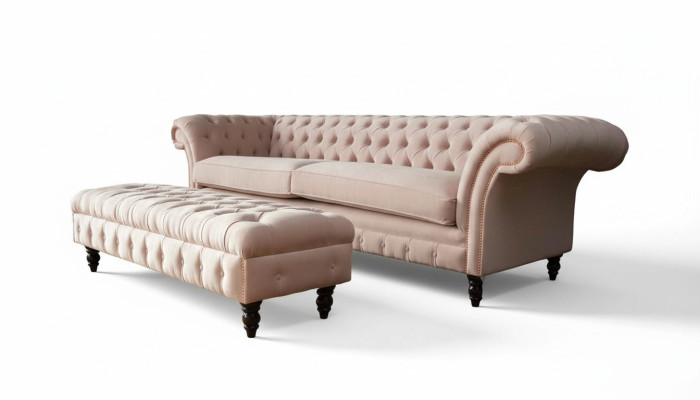 Luxusní, růžová čtyřmístná pohovka v designu Chesterfield, včetně podsedáků.