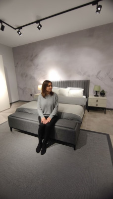Modern Bett + Bank + 2x Nachttische zugleich Funktional und Komfortabel