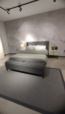 Modern Bett + Bank + 2x Nachttische zugleich Funktional und Komfortabel