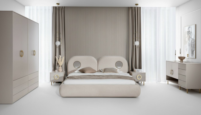 Béžová ložnice s manželskou postelí, šatní skříní, komodou a 2x nočními stolky.
