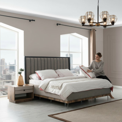 Šedá ložnice luxusní postel, 2x noční stolky, elegantní souprava.