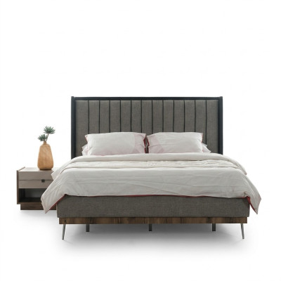 Šedá ložnice luxusní postel, 2x noční stolky, elegantní souprava.