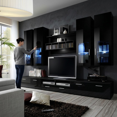 Kompletní stěnná jednotka moderního designu s policemi a TV stojanem.