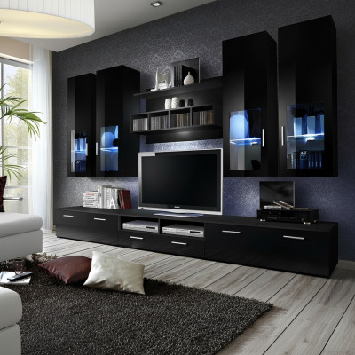 Kompletní stěnná jednotka moderního designu s policemi a TV stojanem.