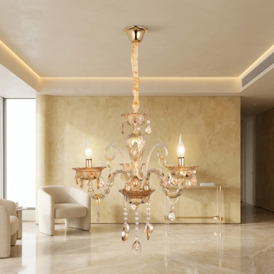 Křišťálový lustr v obývacím pokoji nebo elegantní luxusní domov nově