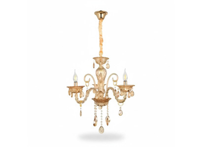 Křišťálový lustr v obývacím pokoji nebo elegantní luxusní domov nově
