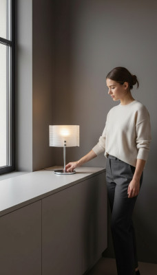 Moderní stolní lampa s křišťálovým lustrním osvětlením pro obývací pokoj.