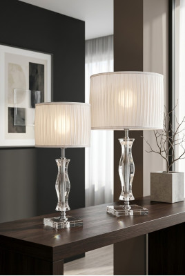 Klasická bílá stolní lampa s křišťálovým osvětlením