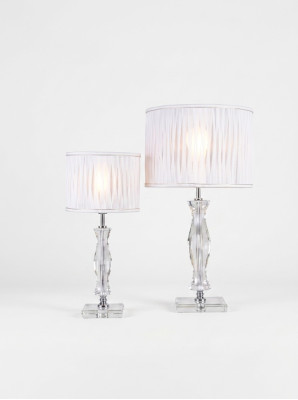 Klasická bílá stolní lampa s křišťálovým osvětlením