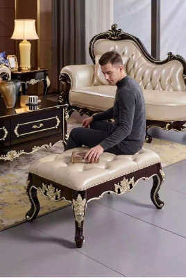 Hocker im Schlafzimmer ein luxuriöses neues perlweißes Chesterfield
