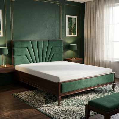 Luxusní manželská postel v hotelu, ložnice designové dřevěné nábytky