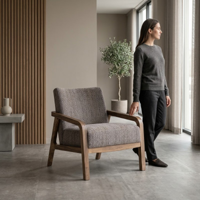 Moderní design křeslo s látkovým potahem pro obývací pokoj. Moderní čalouněný nábytek.