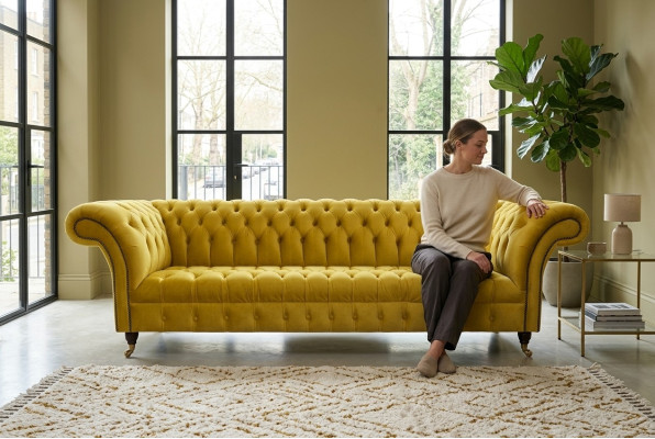 Chesterfield Gelber Viersitzer Designer Polstermöbel Wohnzimmer Couch
